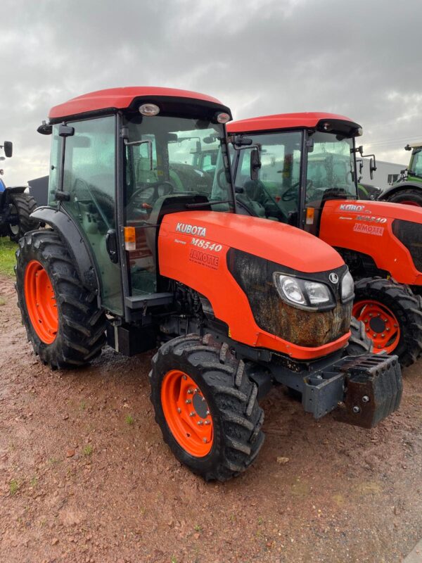 KUBOTA M8540 NARROW – SANS RELEVAGE AVANT
