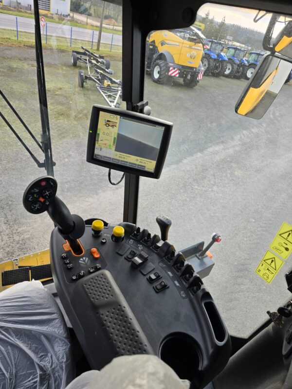 Moissonneuse-batteuse New Holland CH 7.70 Stage V