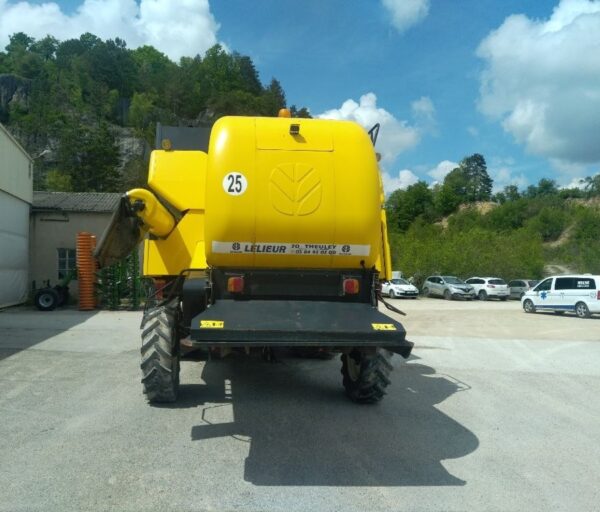 3c1a6411-9078-474c-ae43-5a9cc32ad284 Moissonneuse batteuse NEW HOLLAND CSX 7050
