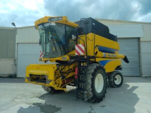 Moissonneuse batteuse NEW HOLLAND CSX 7050